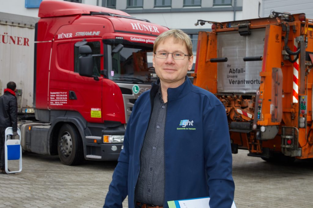 Eric König vom Toll Collect-Servicepartner ght in München auf dem Betriebsgelände. Foto: Frank Boxler