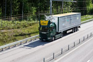 Ein Oberleitungs-Lkw fährt auf einem eHighway auf einer öffentlichen Straße in Schweden