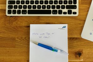 Einarbeitung: Tastatur und Schreibblock von Toll Collect auf einem Schreibtisch