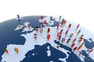 Fähnchen der einzelnen Länder Europas auf einer Europa-Karte