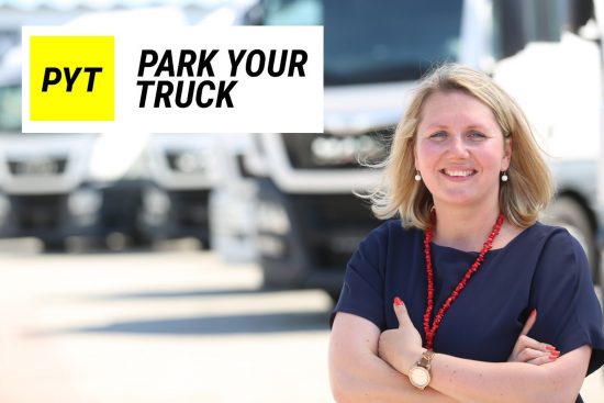 Denise Schuster von Park Your Truck steht auf einem Lkw-Parkplatz