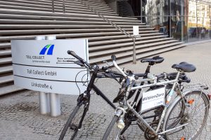 Zwei Fahrräder stehen vor dem Toll Collect-Haus in Berlin