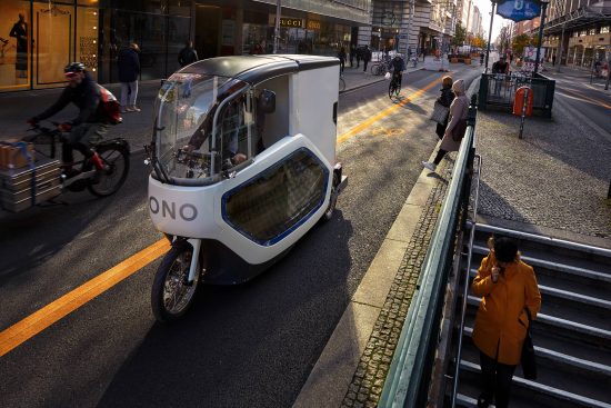 Das E-Cargo-Bike des Startups ONOMOTION ist auf einer Straße unterwegs in Berlin