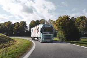 Der emissionsfreie Elektro-Lkw Volvo FH Electric fährt auf einer Autobahnausfahrt.
