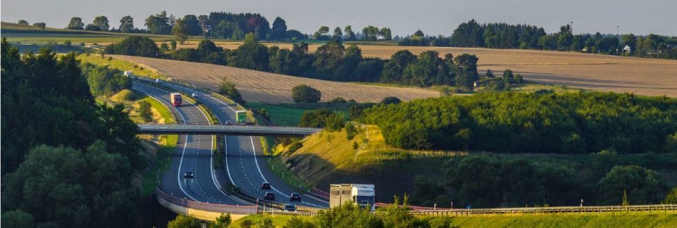 Autobahn im Licht der Abendsonne als Titelbild für den Report Mautnetz und Lkw-Verkehr