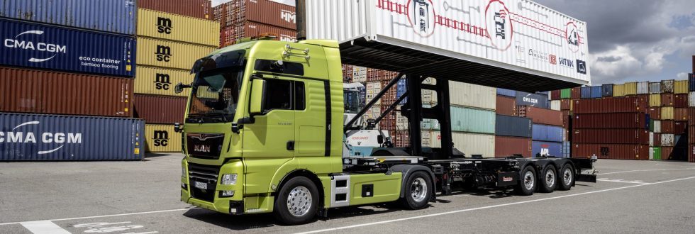 Der autonome Lkw auf dem Umschlagplatz in Ulm beim Verladen eines Containers im Rahmen des Projektes ANITA