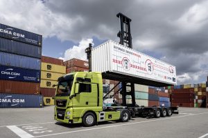 Der autonome Lkw auf dem Umschlagplatz in Ulm beim Verladen eines Containers im Rahmen des Projektes ANITA