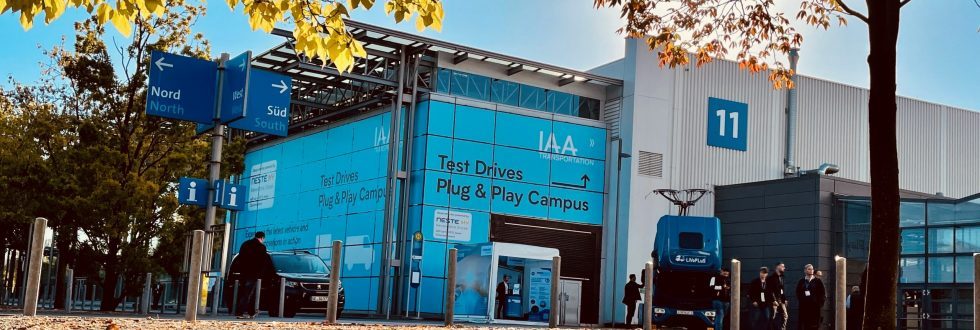 Test Drive Area IAA Hannover von außen mit Herbstlaub