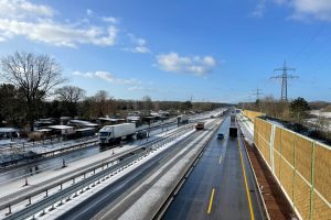 Lkw auf der Autobahn A10 bei Birkenwerder an einem sonnigen Wintertag